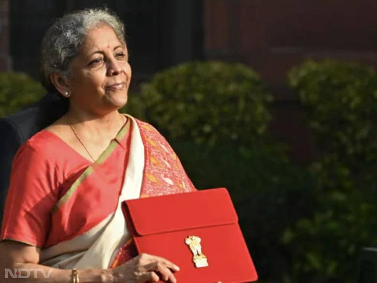 In 2021, she presented the Budget wearing a red and off-white silk Pochampally saree with ikat patterns and a green border.