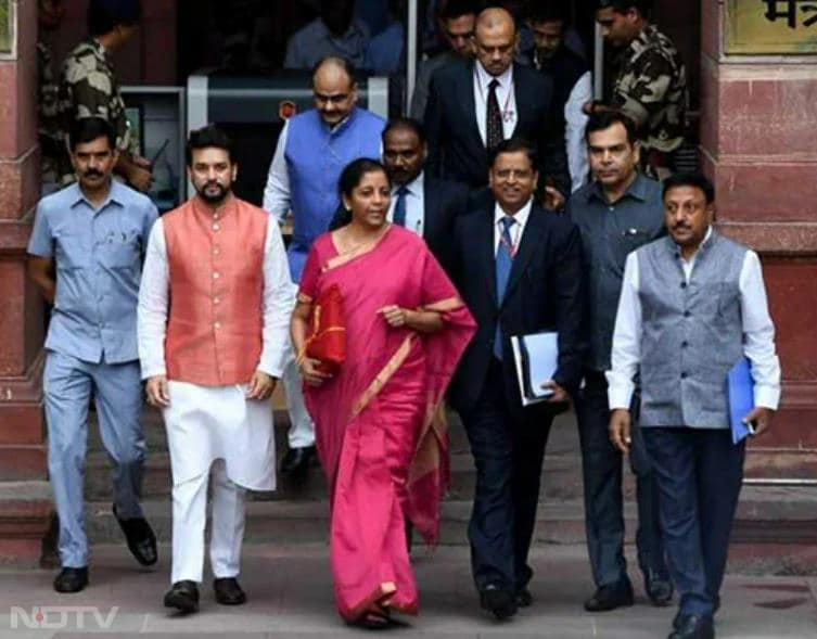 For her first Budget presentation in 2019, she wore a simple pink Mangalgiri saree with a gold border.