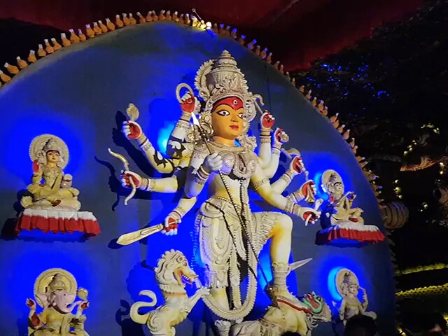 दुर्गा पूजा के इन पंडालों में मां की मूर्तियां है आकर्षण का केंद्र