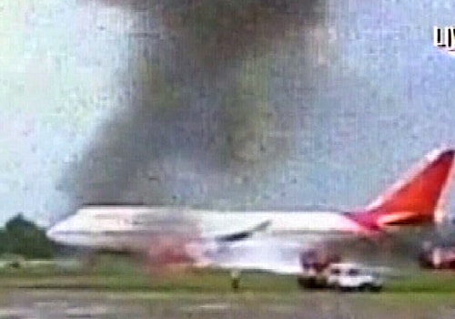 <span class="lh16 fa fs12 fb">A Boeing 747 aircraft of the state-run national carrier Air India on fire on the tramac of the Chattrapati Shivaji International airport in Mumbai.</span>