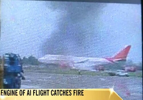 <span class="lh16 fa fs12 fb">The plane was preparing for take-off on the runway at the Mumbai airport when smoke began billowing out.</span>