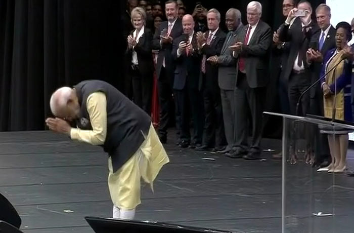 PM Modi entered the stage with folded hands and thanked the audience for an amazing welcome.
