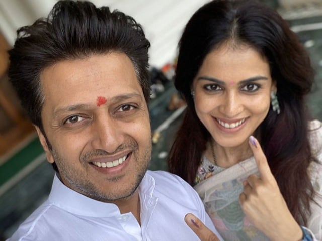 Photo : Assembly Elections 2019: Celebrities Step Out To Vote In Mumbai
