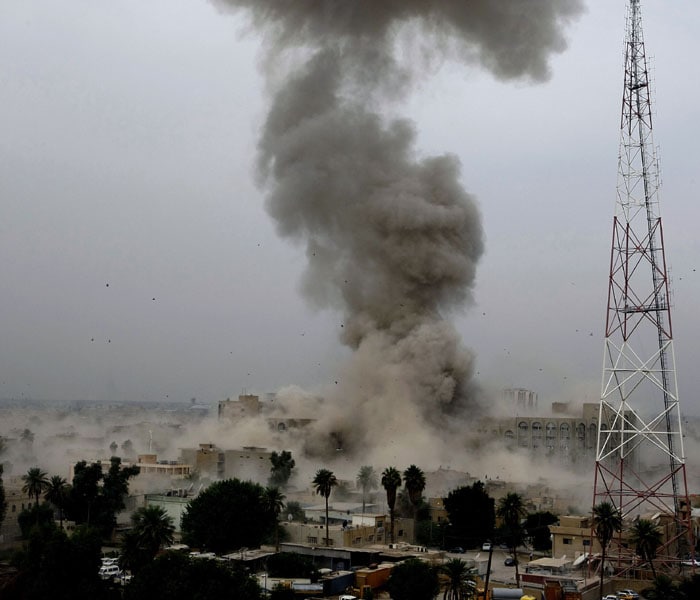 Smoke billows following a blast close to the Justice Ministry in central Baghdad on <br />
October 25, 2009. (AFP Photo)