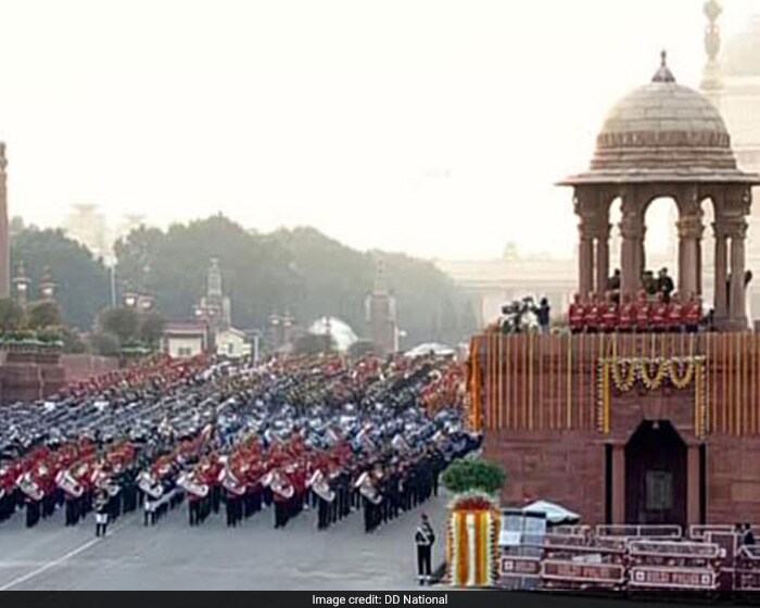 विजय चौक पर पारंपरिक भव्यता के बीच नई दिल्ली में बीटिंग द रिट्रीट समारोह शुरू हुआ.