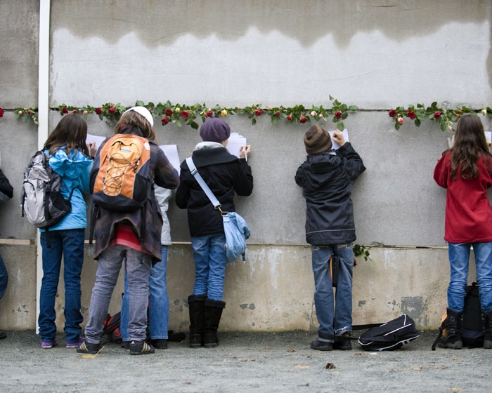 Children draw in front of the back wall (east side, looking west onto the death strip) of a preserved segment of the Berlin wall during a commemorative event to mark the 20th anniversary of the fall of the wall in Berlin. (AFP Photo)