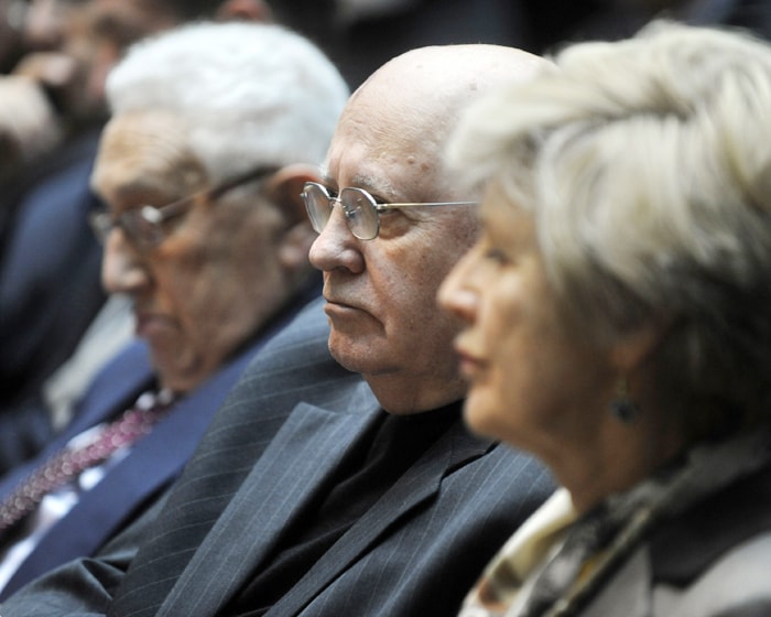 The former US secretary of state Henry Kissinger, former president of the Soviet Union Mikhail Gorbachev and German publishe Friede Springer attend an unveiling ceremony of a bust of Mikhail Gorbachev by French artist Serge Mangin in Berlin.

Germany is celebrating the 20th anniversary of the fall of the Berlin Wall with many world leaders coming to Berlin to mark the event. (AFP Photo)