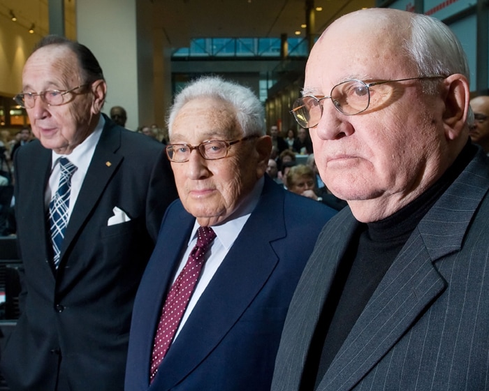 (L-R) Former German foreign minister Hans-Dietrich Genscher (L) former US secretary of state Henry Kissinger and former president of the Soviet Union Mikhail Gorbachev pose before unveiling the bust of Mikhail Gorbachev by French artist Serge Mangin in Berlin. (AFP Photo)