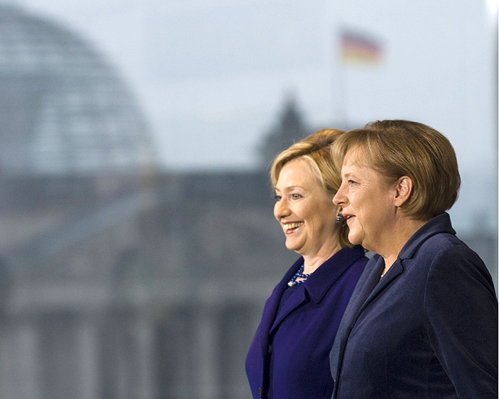 German Chancellor Angela Merkel (R) and US Secretary of State Hillary Clinton give a statement prior to bilateral talks on November 9, 2009 at the Chancellory in Berlin, ahead of celebrations for the 20th anniversary of the fall of the wall. (AFP Photo)