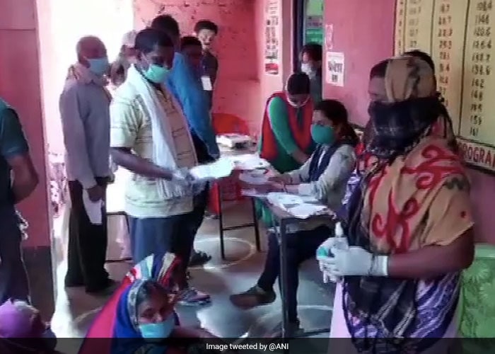 बिहार चुनाव: कोरोना संक्रमण के मद्देनजर सुरक्षा इंतजाम के साथ जारी है मतदान