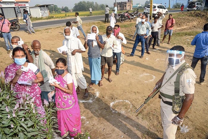 बिहार चुनाव: कोरोना संक्रमण के मद्देनजर सुरक्षा इंतजाम के साथ जारी है मतदान