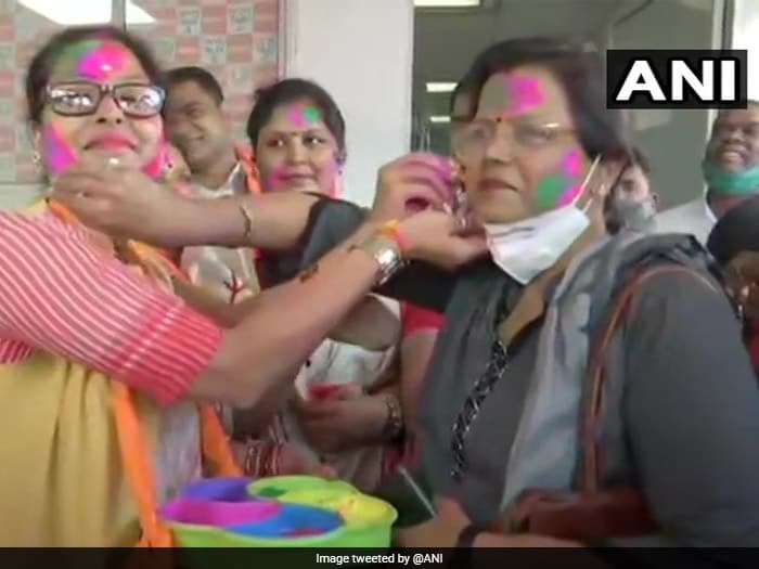 Members of BJP Mahila Morcha play dholak, celebrate with 'gulal' as latest trends show NDA leading over Mahagathbandhan