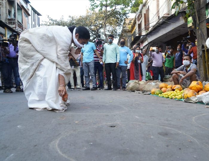 করোনা ভাইরাসের হাত থেকে রাজ্যকে বাঁচানোর জন্য অক্লান্ত চেষ্টা চালাচ্ছেন মুখ্যমন্ত্রী মমতা বন্দোপাধ্যায়, দেখুন কিছু ঝলক