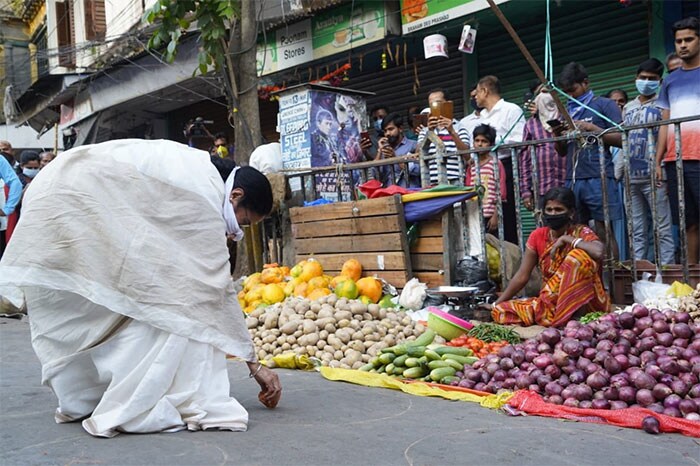 করোনা ভাইরাসের হাত থেকে রাজ্যকে বাঁচানোর জন্য অক্লান্ত চেষ্টা চালাচ্ছেন মুখ্যমন্ত্রী মমতা বন্দোপাধ্যায়, দেখুন কিছু ঝলক