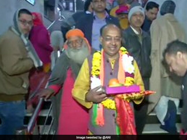 भाजपा नेता विजय गोयल ने कनॉट प्लेस स्थित हनुमान मंदिर में पूजा की.