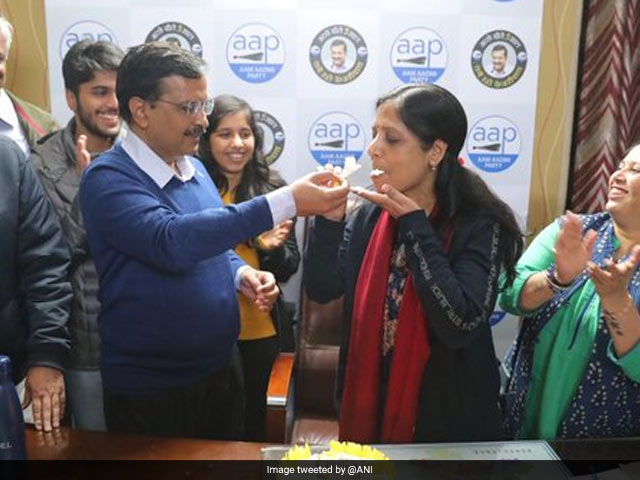 Delhi Election Results: बढ़त के बाद 'आप' में जश्न का माहौल, कार्यकर्ताओं में दिखा जोश Delhi Election Results: बढ़त के बाद 'आप' में जश्न का माहौल, कार्यकर्ताओं में दिखा जोश