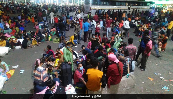 दूसरी लहर, दूसरा पलायन: दिल्ली के बस अड्डों पर प्रवासी मजदूरों का उमड़ा हुजूम