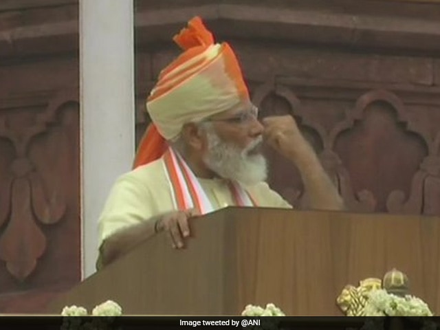 पीएम मोदी ने कहा सिर्फ कुछ महीनो पहले तक N-95 मास्क, PPE किट, वेंटिलेटर ये सब हम विदेशों से मंगाते थे. आज इन सभी में भारत, न सिर्फ अपनी जरूरतें खुद पूरी कर रहा है, बल्कि दूसरे देशों की मदद के लिए भी आगे आया है.