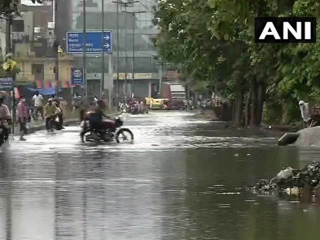 भारी बारिश से दिल्ली का हाल बेहाल, कई इलाकों में भरा पानी