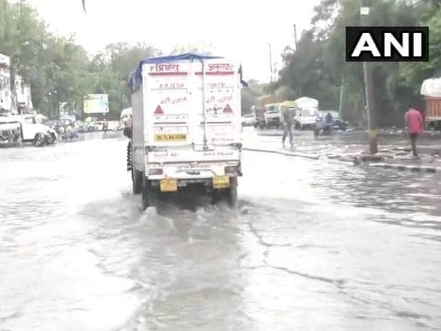 भारी बारिश से दिल्ली का हाल बेहाल, कई इलाकों में भरा पानी