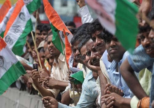 Thousands of people converged at the Idupulapaya Estate to bid a final farewell to the man who had touched them in one way or the other. A sea of humanity surrounding the burial site to catch a glimpse of the Andhra chief minister Y S R reddy who dies in a chopper crash on September 3, 2009. Supporters wait to get a glimpse of YSR Reddy's coffin and pay their last respects in Hyderabad. (AFP Photo)