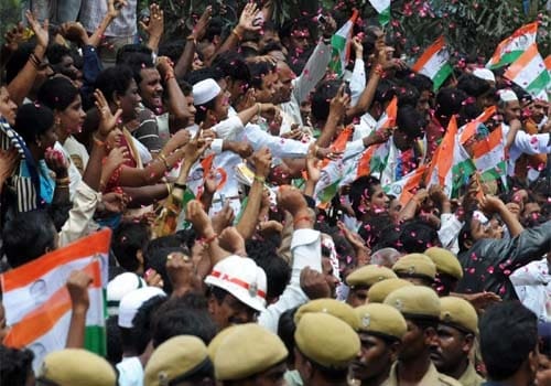 Supporters of deceased Andhra Pradesh Chief Minister Y S Rajasekhara Reddy pay their last tribute to the departed leader during a funeral procession in Hyderabad. Thousands of mourners lined the streets of Hyderabad to pay their respects to their popular chief minister who was killed in a helicopter crash on September 3, 2009. (AFP Photo)