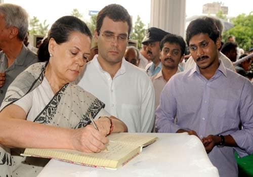 Prime Minister Manmohan Singh pays his last respects at the mortal remains of the former Chief Minister of Andhra Pradesh. (AFP Photo)