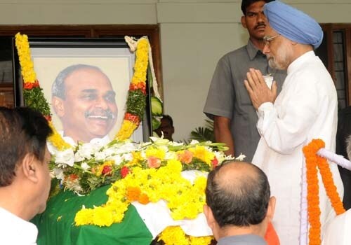 Prime Minister Manmohan Singh pays his last respects at the mortal remains of the former Chief Minister of Andhra Pradesh. (AFP Photo)