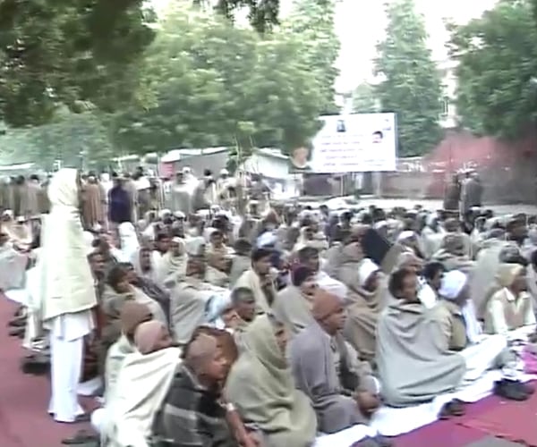 Thousands of farmers protest in Delhi