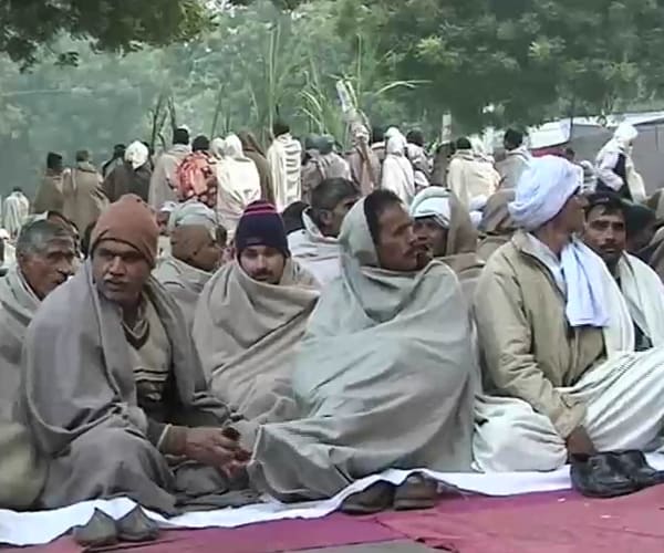 Thousands of farmers protest in Delhi