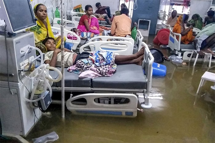 तस्वीरें: बारिश से हाल बेहाल, यूपी में 93 और बिहार में 27 लोगों की मौत