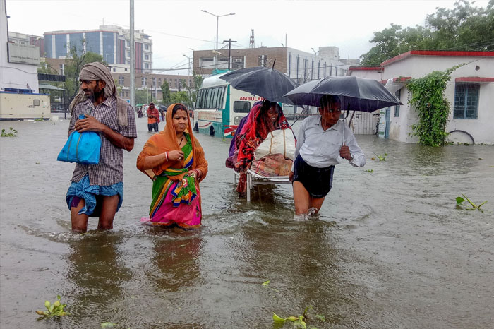 तस्वीरें: बारिश से हाल बेहाल, यूपी में 93 और बिहार में 27 लोगों की मौत