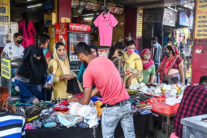 दिल्ली के बाजारों में लंबे समय बाद नजर आई भीड़, देखें तस्वीरें....