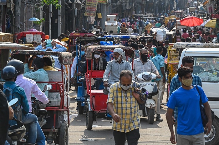 दिल्ली के बाजारों में लंबे समय बाद नजर आई भीड़, देखें तस्वीरें....