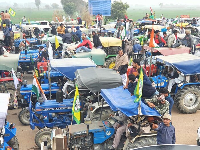 हज़ारों की संख्या में दिल्ली की तरफ कूच कर रहे हैं किसान, देखें तस्वीरें...