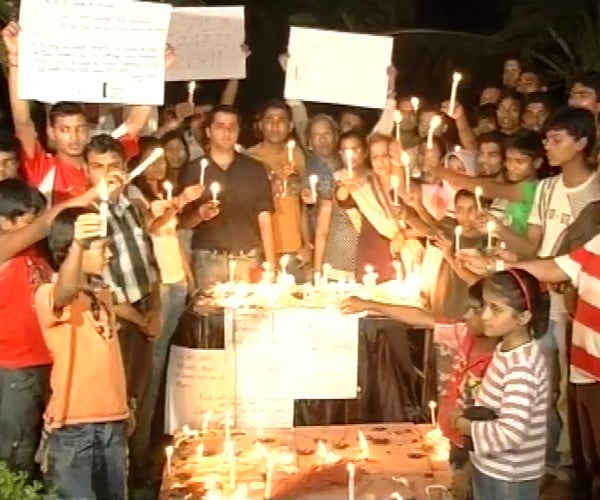 Exactly one year after the Mumbai terror attacks, Mumbaikars came out out in large numbers to pay tribute to all those who lost their lives during those dreadful attacks and to celebrate the undying spirit of Mumbai.

Lighting candles and holding placards, they observed a minute's silence in memory of the 26/11 victims. (NDTV Photo)