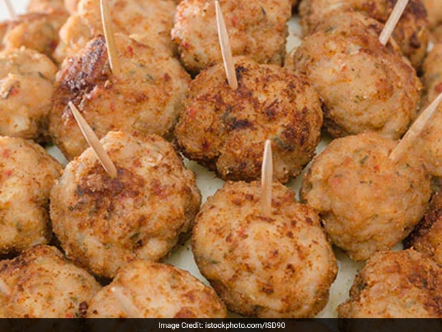 <strong><a href="https://food.ndtv.com/recipe-paneer-lollipop-954793">Click here for recipe</a></strong><br>
This paneer snack is an all-rounder, delectable combination of paneer, potato, ginger, garlic, and spices. You can even add cheese inside it as per your liking.