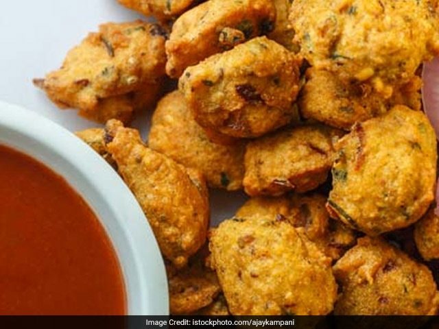 <strong><a href="https://food.ndtv.com/recipe-paneer-pakodas-231365">Click here for recipe</a></strong><br>
This is super easy to make and can be cooked in less than 20 minutes. The deep-fried and crispy pakoda tastes best with green chutney and imli chutney.