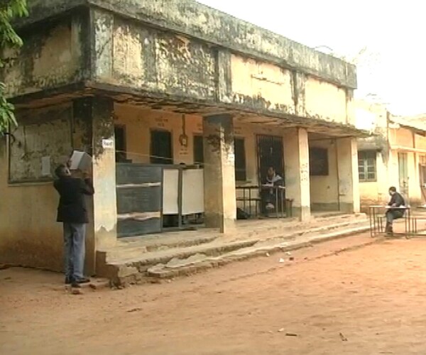 More than 8,000 polling booths have been set up for the convenience of nearly 65 lakh voters.<br><br>Preparations for the first phase of assembly polls have been completed. "Adequate security arrangements have been made and police personnel deployed to ensure a free and fair poll," said Joint chief electoral officer A K Sinha. (NDTV Photo)