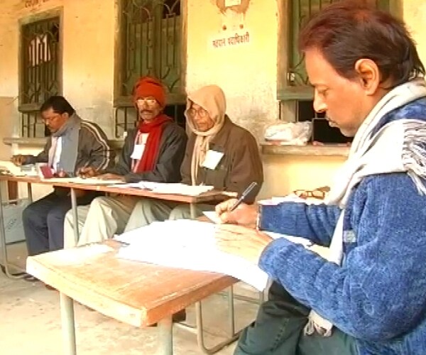 The opening and closing time for the polling has been advanced in view of the Naxal threats.Former legislators Suraj Mandal (JMM), Furkan Ansari (Congress), Hemlal Murmu, ex-Speaker Alamgir Alam (Congress), ex-minister Raghuvar Das (BJP), Saryu Roy (BJP) and ex-minister Pradeep Yadav (JVM-P) are among the prominent candidates whose electoral fate would be decided today. (NDTV Photo)