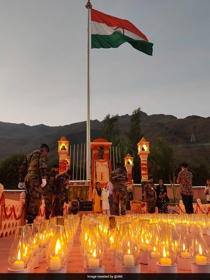 कारगिल दिवस: कहीं दीप तो, कहीं श्रद्धांजलि देकर किया गया शहीदों को याद