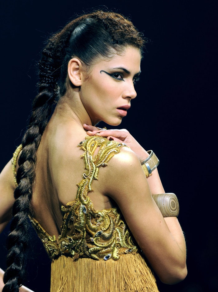 A model showcases a creation by designer Tarun Tahilani during the Grand Finale of Lakme Fashion Week(LFW) Spring/Summer 2010 in Mumbai on September 22, 2009. The LFW in its tenth year has seen creations by over 50 designers. (Photo: AFP PHOTO)