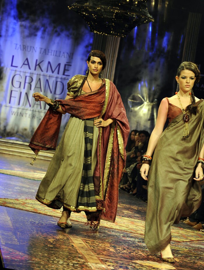 A model showcases a creation by designer Tarun Tahilani during the Grand Finale of Lakme Fashion Week(LFW) Spring/Summer 2010 in Mumbai on September 22, 2009. The LFW in its tenth year has seen creations by over 50 designers. (Photo: AFP PHOTO)