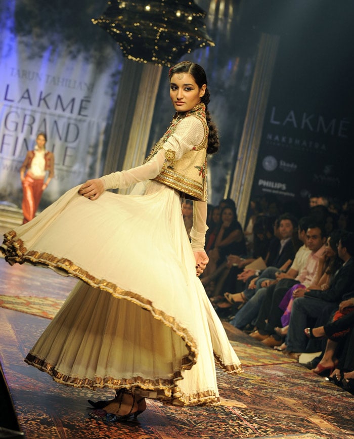 A model showcases a creation by designer Tarun Tahilani during the Grand Finale of Lakme Fashion Week(LFW) Spring/Summer 2010 in Mumbai on September 22, 2009. The LFW in its tenth year has seen creations by over 50 designers. (Photo: AFP PHOTO)