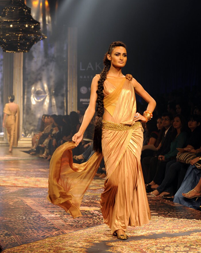 A model showcases a creation by designer Tarun Tahilani during the Grand Finale of Lakme Fashion Week(LFW) Spring/Summer 2010 in Mumbai on September 22, 2009. The LFW in its tenth year has seen creations by over 50 designers. (Photo: AFP PHOTO)