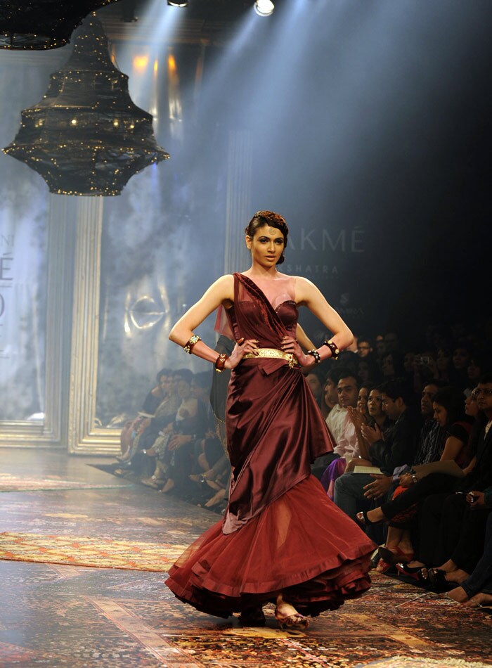 A model showcases a creation by designer Tarun Tahilani during the Grand Finale of Lakme Fashion Week(LFW) Spring/Summer 2010 in Mumbai on September 22, 2009. The LFW in its tenth year has seen creations by over 50 designers. (Photo: AFP PHOTO)