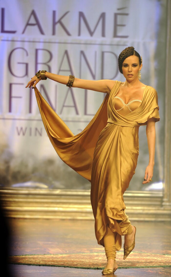 A model showcases a creation by designer Tarun Tahilani during the Grand Finale of Lakme Fashion Week(LFW) Spring/Summer 2010 in Mumbai on September 22, 2009. The LFW in its tenth year has seen creations by over 50 designers. (Photo: AFP PHOTO)