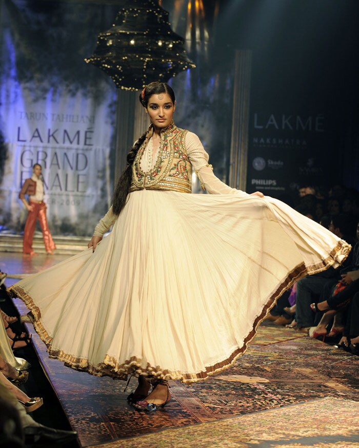 A model showcases a creation by designer Tarun Tahilani during the Grand Finale of Lakme Fashion Week(LFW) Spring/Summer 2010 in Mumbai on September 22, 2009. The LFW in its tenth year has seen creations by over 50 designers. (Photo: AFP PHOTO)