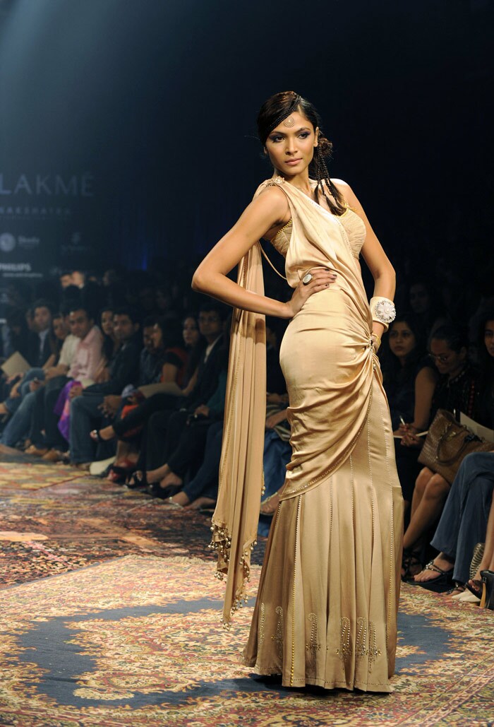 A model showcases a creation by designer Tarun Tahilani during the Grand Finale of Lakme Fashion Week(LFW) Spring/Summer 2010 in Mumbai on September 22, 2009. The LFW in its tenth year has seen creations by over 50 designers. (Photo: AFP PHOTO)