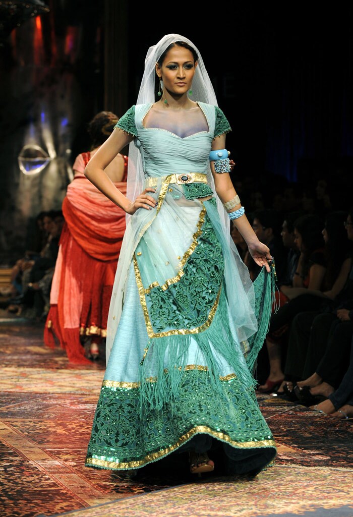 A model showcases a creation by designer Tarun Tahilani during the Grand Finale of Lakme Fashion Week(LFW) Spring/Summer 2010 in Mumbai on September 22, 2009. The LFW in its tenth year has seen creations by over 50 designers. (Photo: AFP PHOTO)